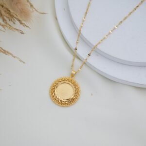 سلسال ذهبي بتصميم آية الكرسي على شكل دائري