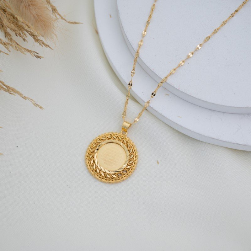 سلسال ذهبي بتصميم آية الكرسي على شكل دائري