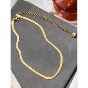 سلسال ذهبي بتصميم جلد أفعى