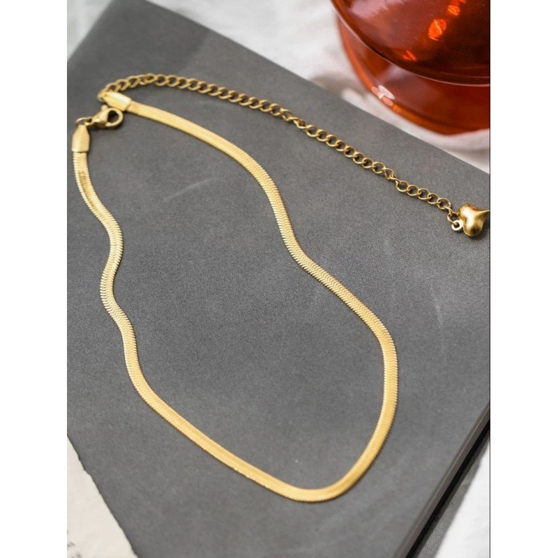 سلسال ذهبي بتصميم جلد أفعى