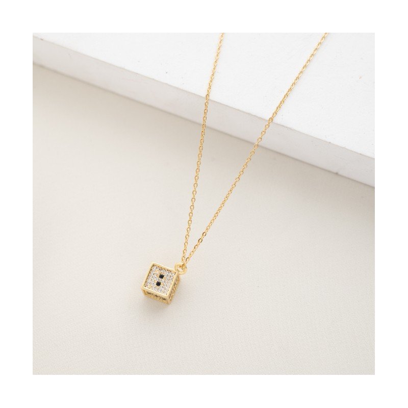 سلسال ذهبي بتصميم حجر نرد