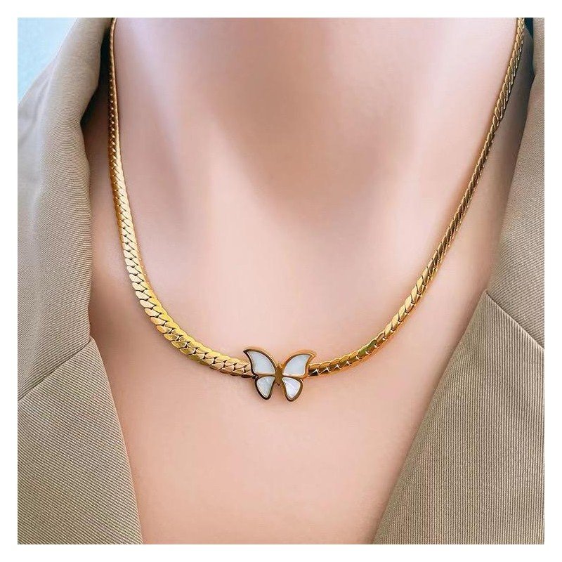 سلسال ذهبي بتصميم فراشة بيضاء