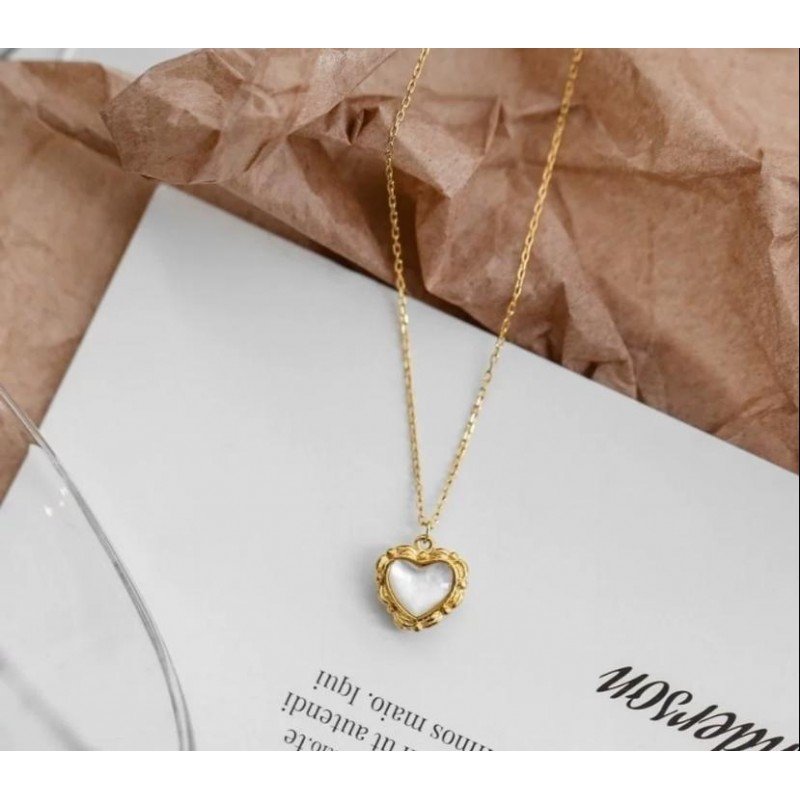 سلسال ذهبي بتصميم قلب أبيض
