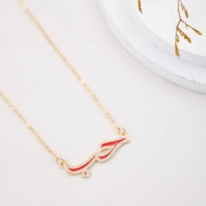 سلسال ذهبي بتصميم كلمة حب لون أحمر