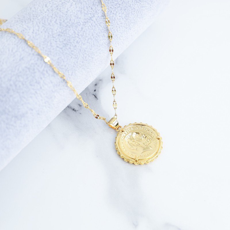 سلسال ذهبي بتصميم ليرة بإطار طابات