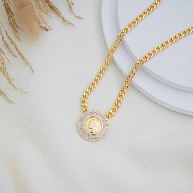 سلسال ذهبي بتصميم ليرة مع أحجار زركون