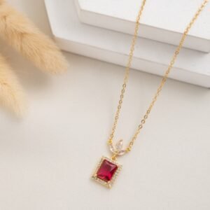 سلسال ذهبي بتصميم مربع أحمر