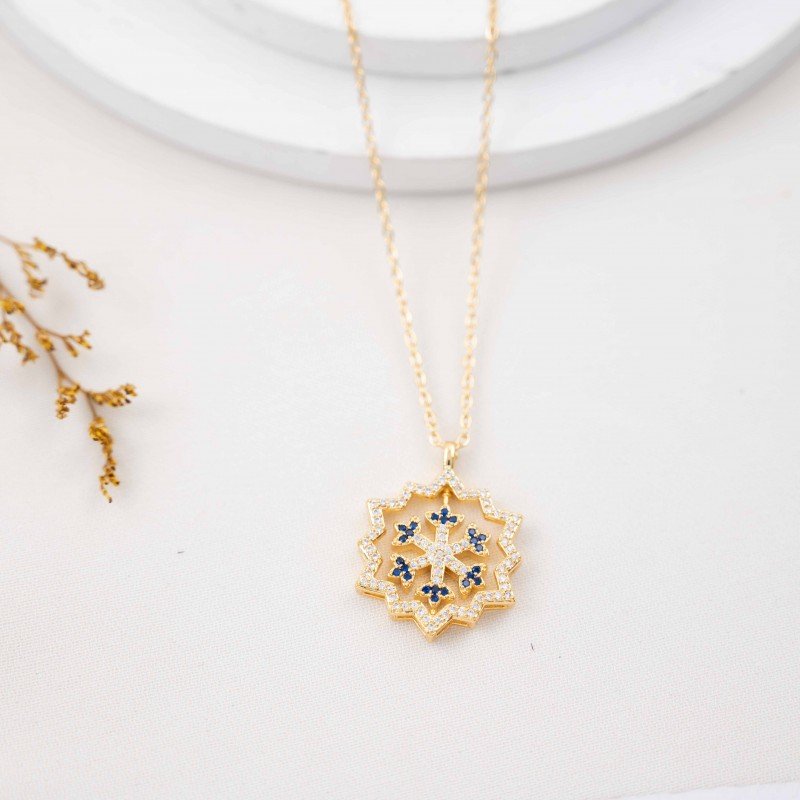 سلسال ذهبي بتصميم ندفة ثلج مع إطار بأحجار زركون أبيض و أزرق