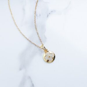 سلسال ذهبي بتصميم وردة Lv