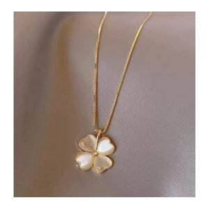 سلسال ذهبي بتصميم وردة بيضاء