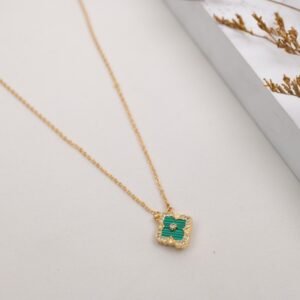 سلسال ذهبي وجهين بتصميم وردة  لون أخضر و أبيض