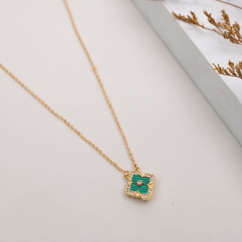 سلسال ذهبي وجهين بتصميم وردة  لون أخضر و أبيض