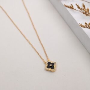 سلسال ذهبي وجهين بتصميم وردة لون أسود و أبيض