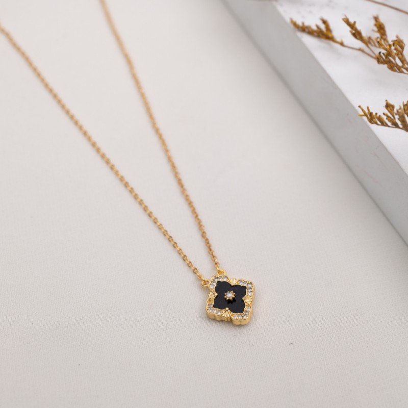 سلسال ذهبي وجهين بتصميم وردة لون أسود و أبيض