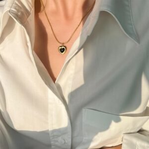 سلسال ذهبي ناعم بتصميم قلب مع حجر أسود