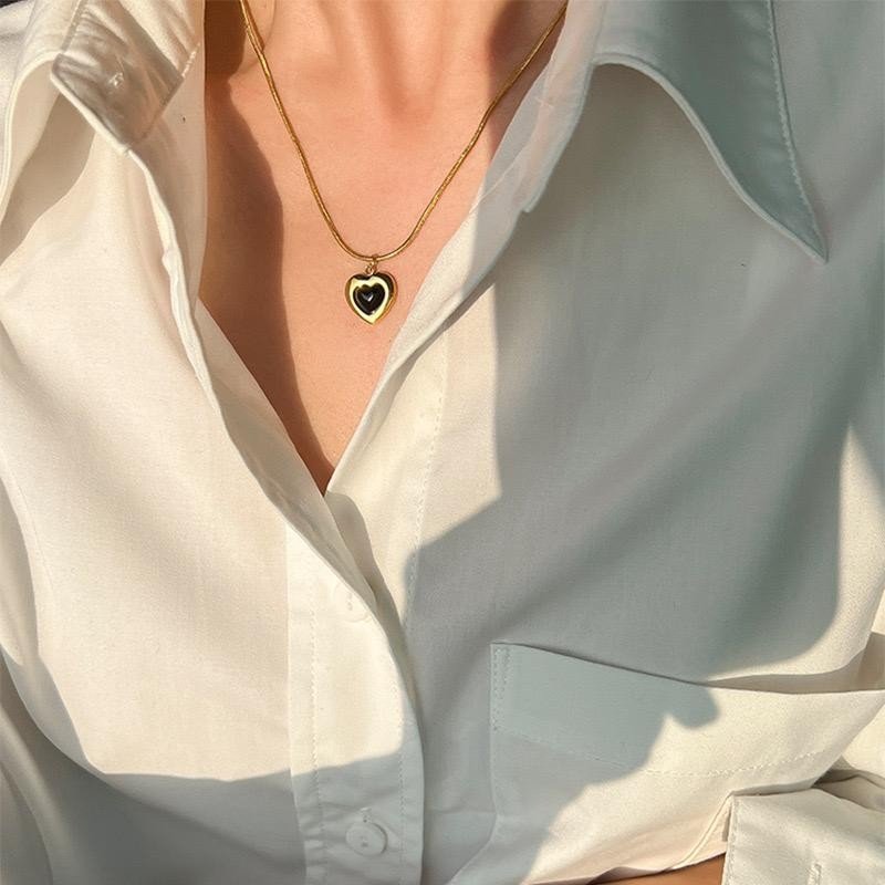 سلسال ذهبي ناعم بتصميم قلب مع حجر أسود