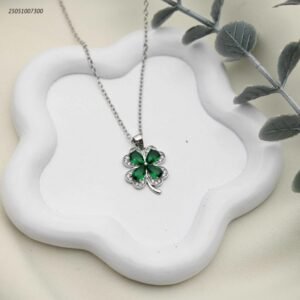 سلسال زهرة البرسيم بالزركون الأخضر والأبيض لون فضي