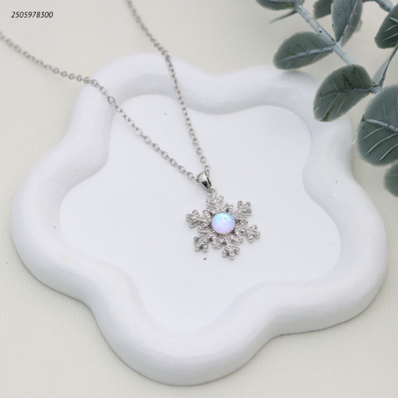 سلسال شكل بتلة ثلج مع زركون و لولو لون فضي