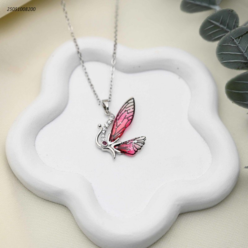 سلسال شكل فراشة مع جناح ملون لون فضي