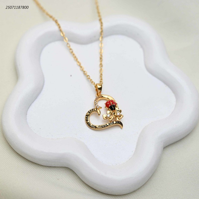 سلسال شكل قلب مع وردة حمراء لون ذهبي