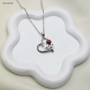 سلسال شكل قلب مع وردة حمراء لون فضي