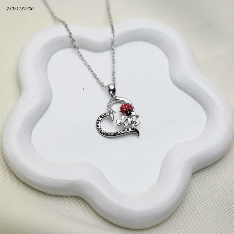 سلسال شكل قلب مع وردة حمراء لون فضي