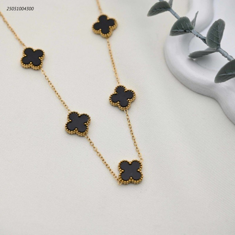 سلسال طويل بتصميم زهور البرسيم مع صدف لون ذهب و اسود