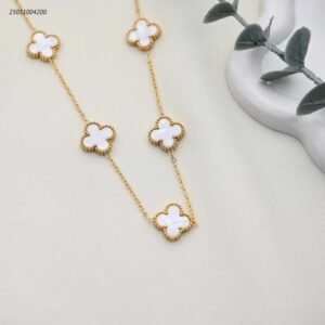 سلسال طويل بتصميم زهور البرسيم مع صدف لون ذهبي و ابيض