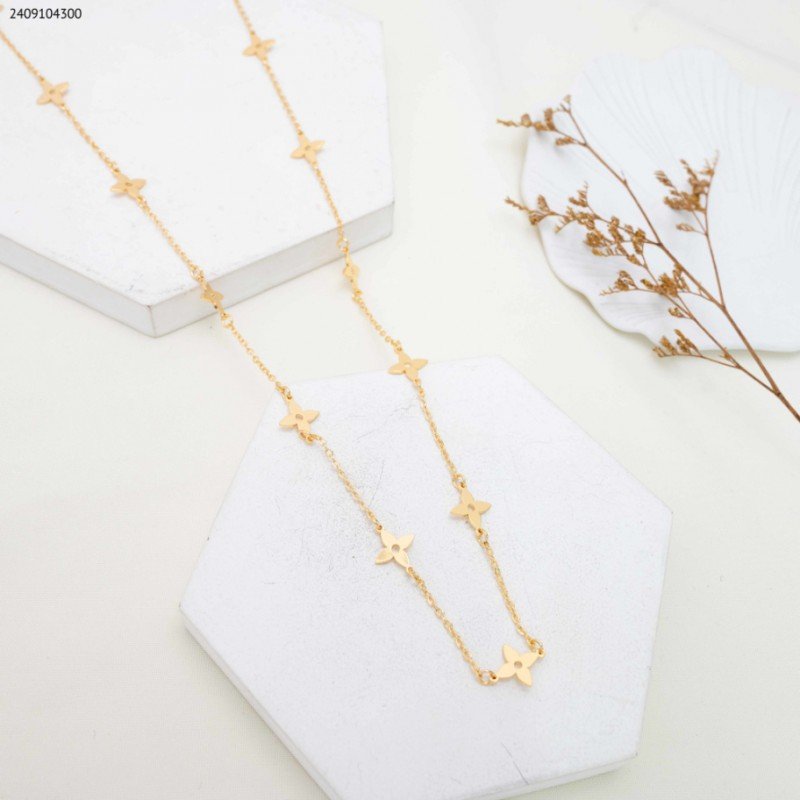 سلسال طويل بتصميم وردات طبقتين لون ذهبي