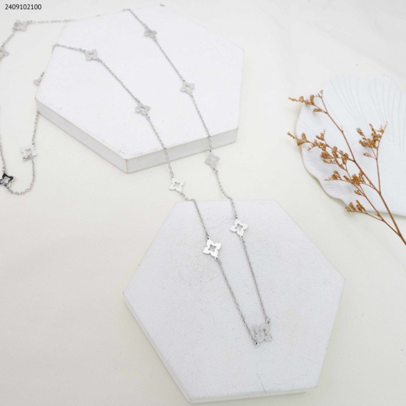 سلسال طويل بتصميم وردات لون فضي