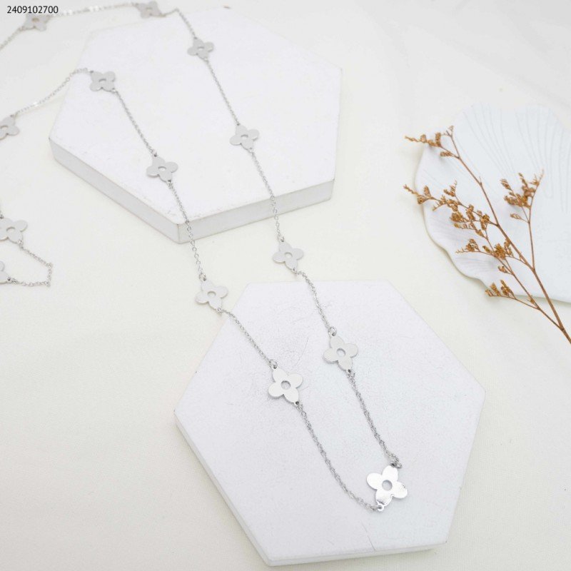 سلسال طويل بتصميم وردات لون فضي