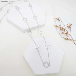 سلسال طويل بتصميم وردات لون فضي