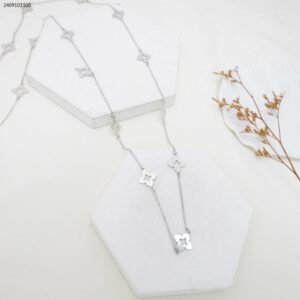 سلسال طويل بتصميم وردات لون فضي