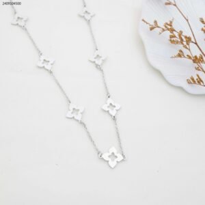 سلسال طويل بتصميم وردات لون فضي