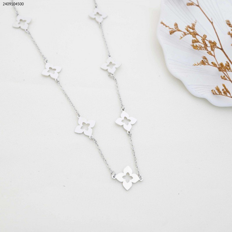 سلسال طويل بتصميم وردات لون فضي