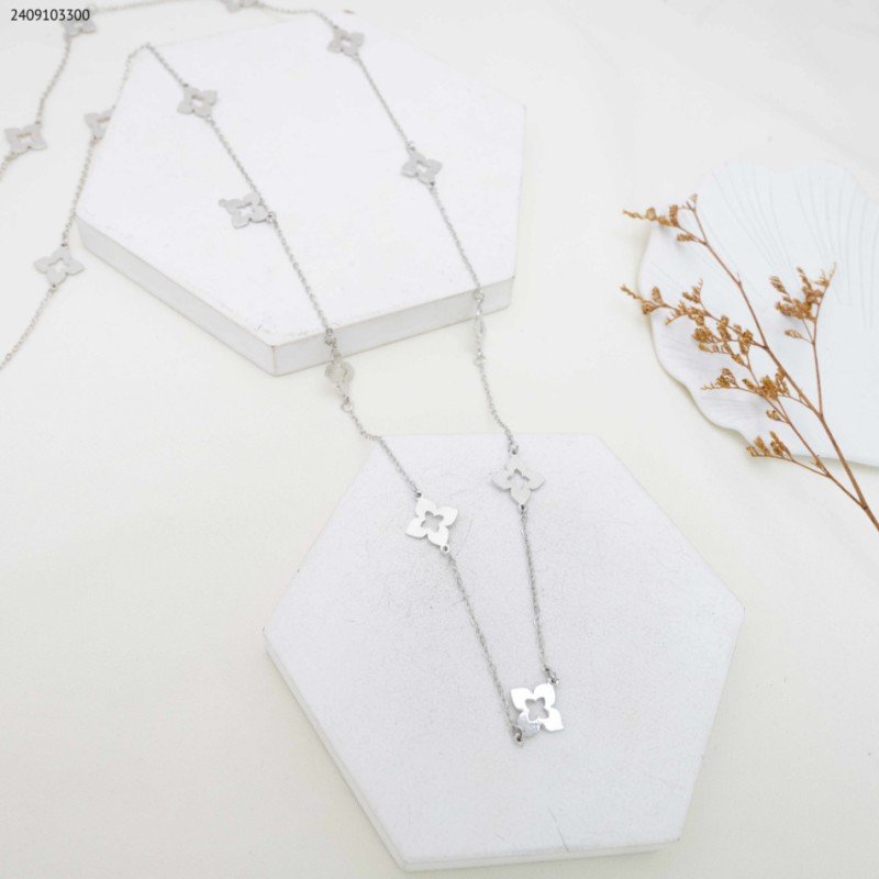 سلسال طويل بتصميم وردات لون فضي