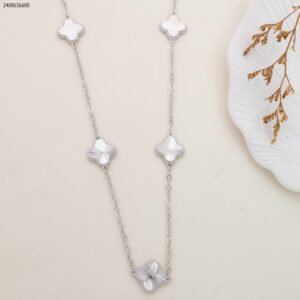 سلسال طويل بتصميم وردة برسيم لون فضي