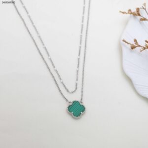 سلسال طويل بتصميم وردة برسيم وجهين أخضر و أسود لون فضي