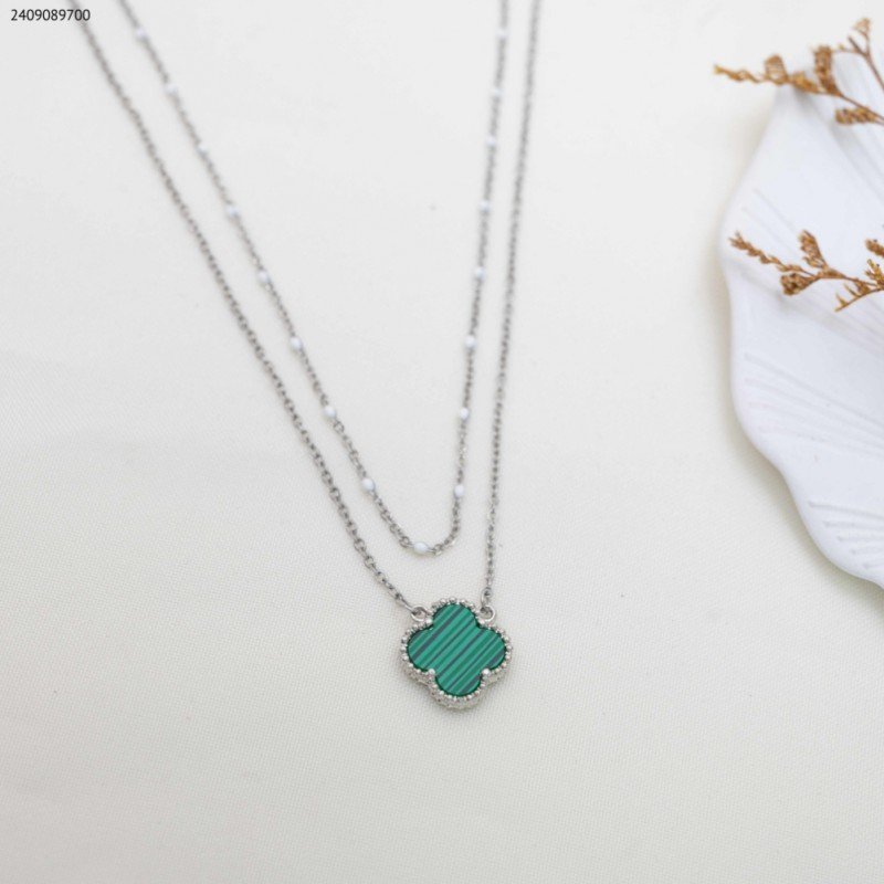 سلسال طويل بتصميم وردة برسيم وجهين أخضر و أسود لون فضي