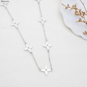 سلسال طويل بتصميم وردة لون فضي