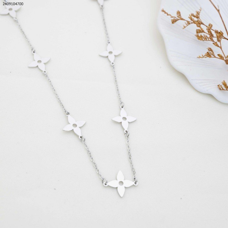 سلسال طويل بتصميم وردة لون فضي