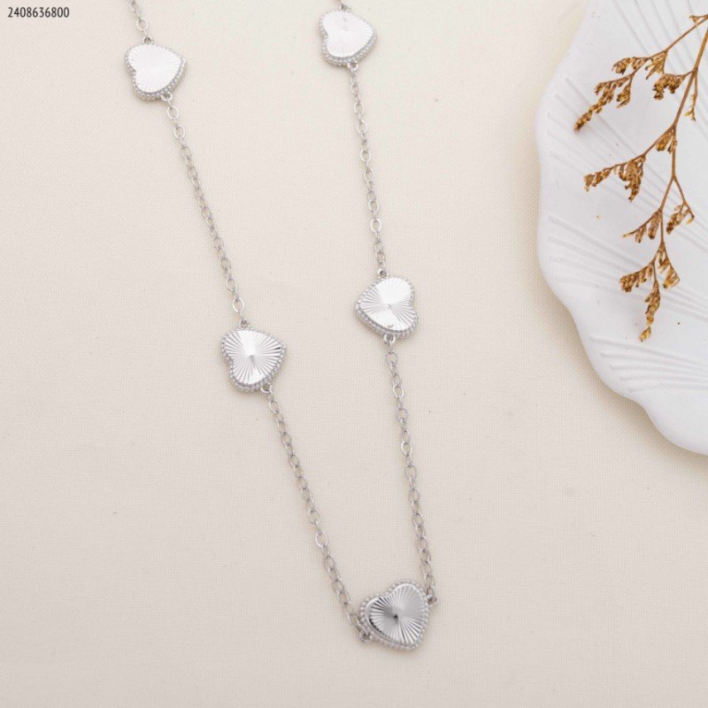 سلسال طويل مع قلوب لون فضي