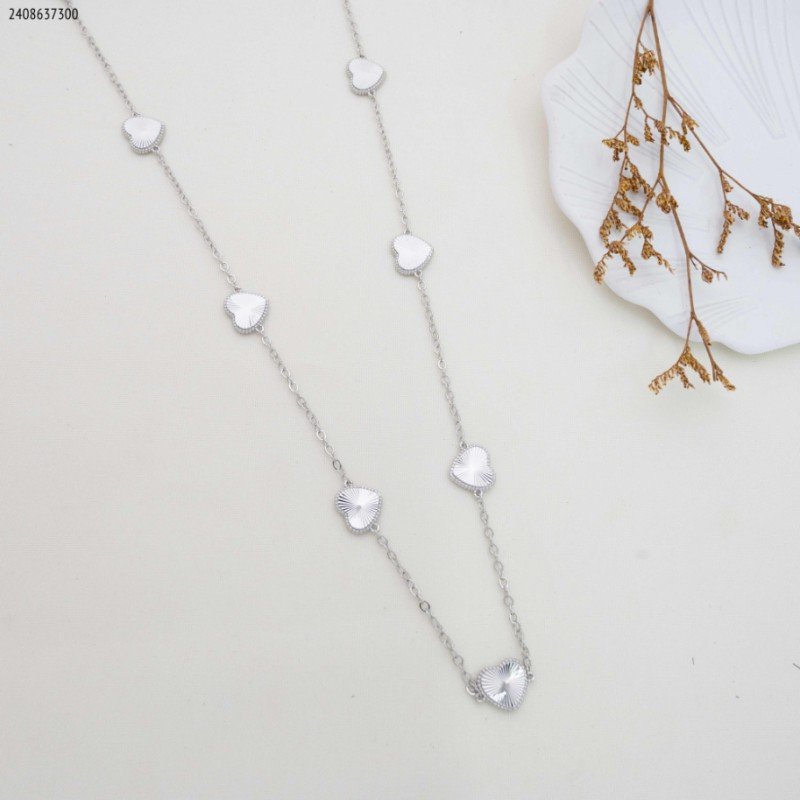 سلسال طويل مع قلوب لون فضي