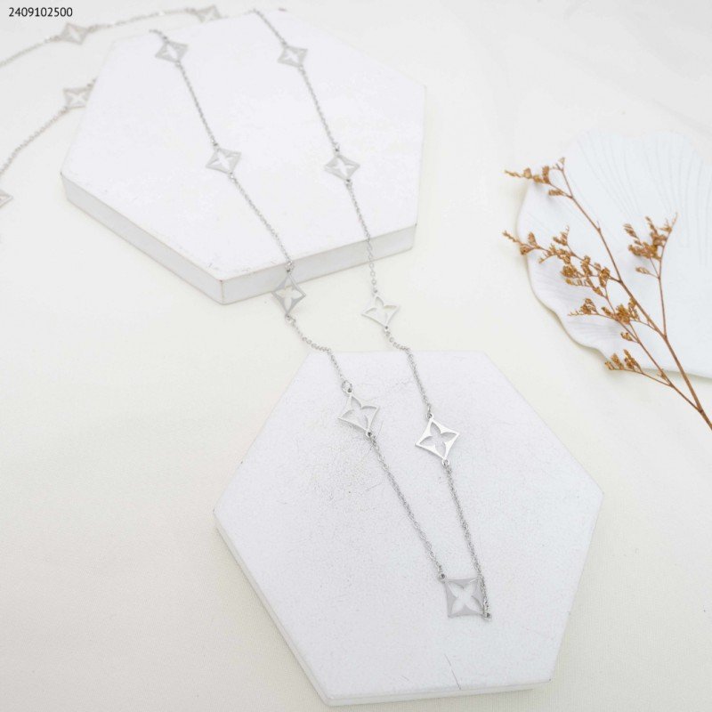 سلسال طويل وردات لون فضي