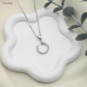 سلسال عصري بتصميم مسمار دائري مرصع بالزركون لون فضي