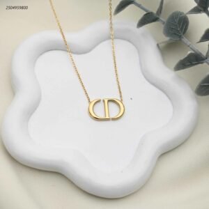 سلسال على شكل حرفي C و D متداخلين لون ذهبي