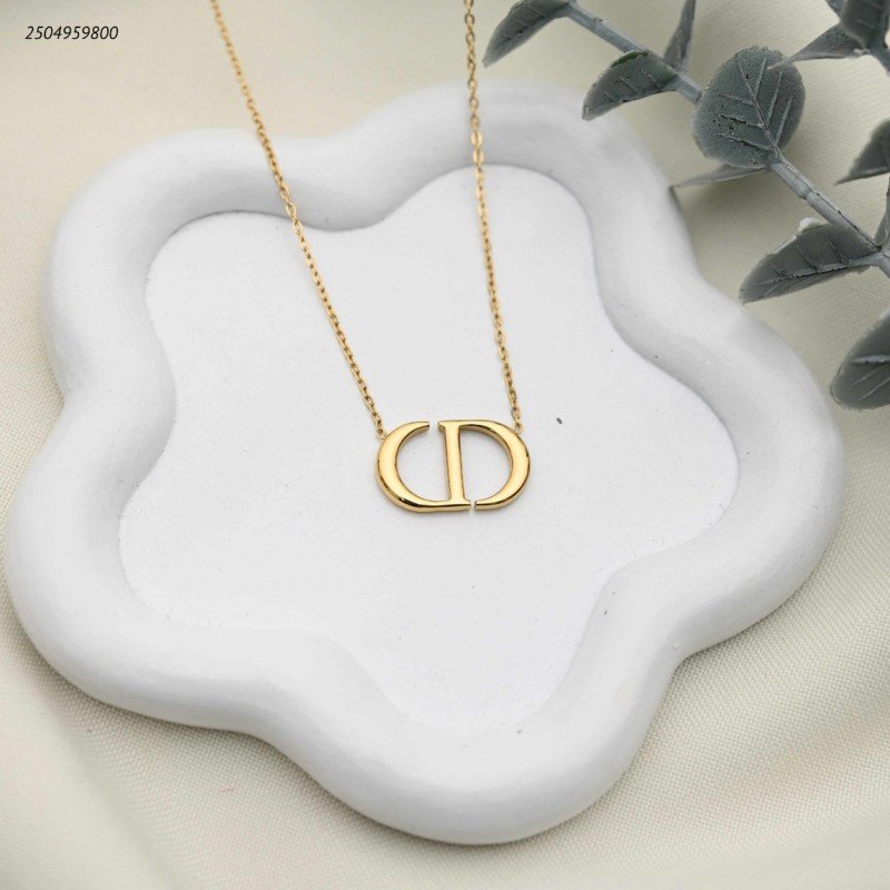 سلسال على شكل حرفي C و D متداخلين لون ذهبي