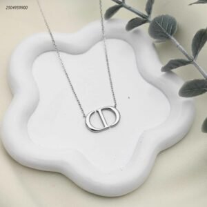 سلسال على شكل حرفي C و D متداخلين لون فضي