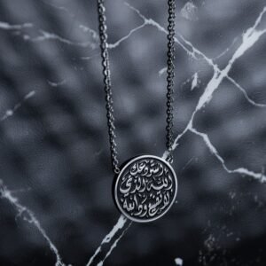 سلسال فضي بتصميم أستودعك الله الذي لا تضيع ودائعه