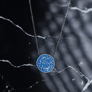 سلسال فضي بتصميم أستودعك الله الذي لا تضيع ودائعه لون أزرق